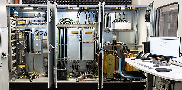 Schaltschrankinstalltion und Messwarte für den Prüfstand